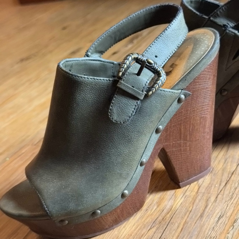 G by Guess Olive Green Platform Sandals Size 6.5